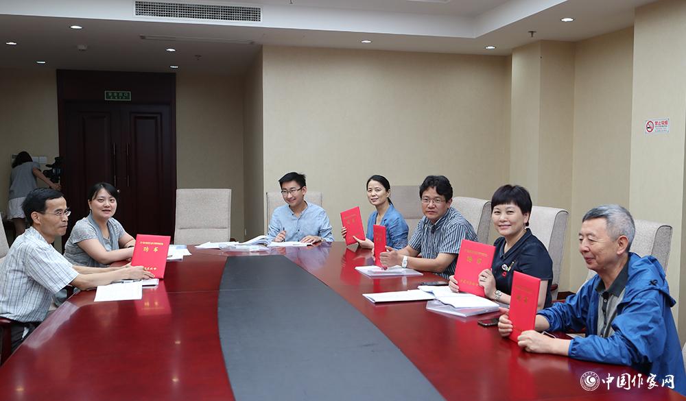 7月24日，全體會議結束后，綜合二組召開小組會議