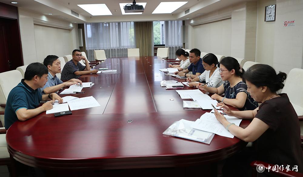7月24日，全體會議結束后，小說二組召開小組會議