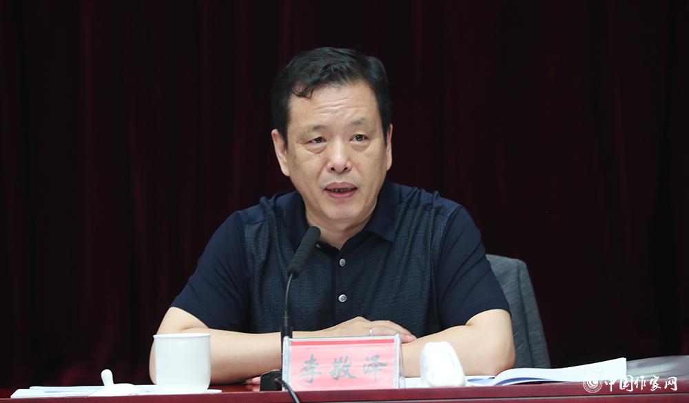 7月24日，李敬澤在第一次全體會議上就評獎條例、評獎細則作說明