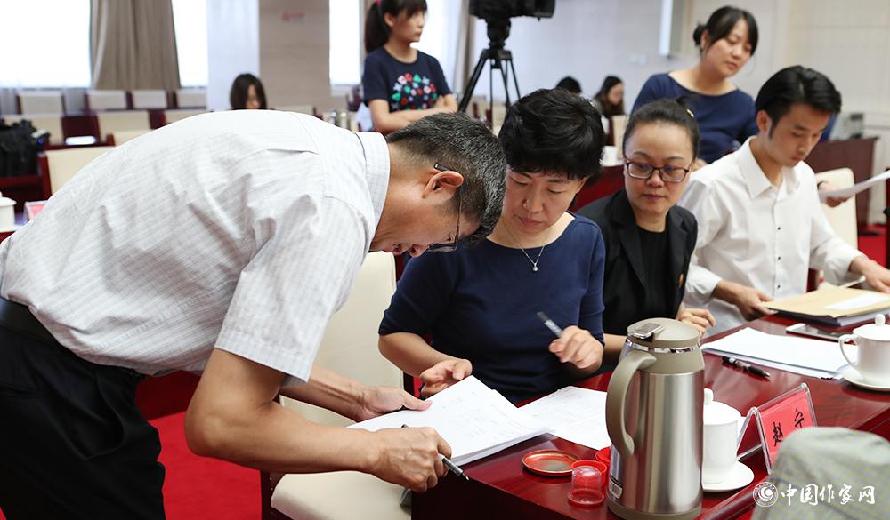 8月4日，紀律監察組人員審核選票結果