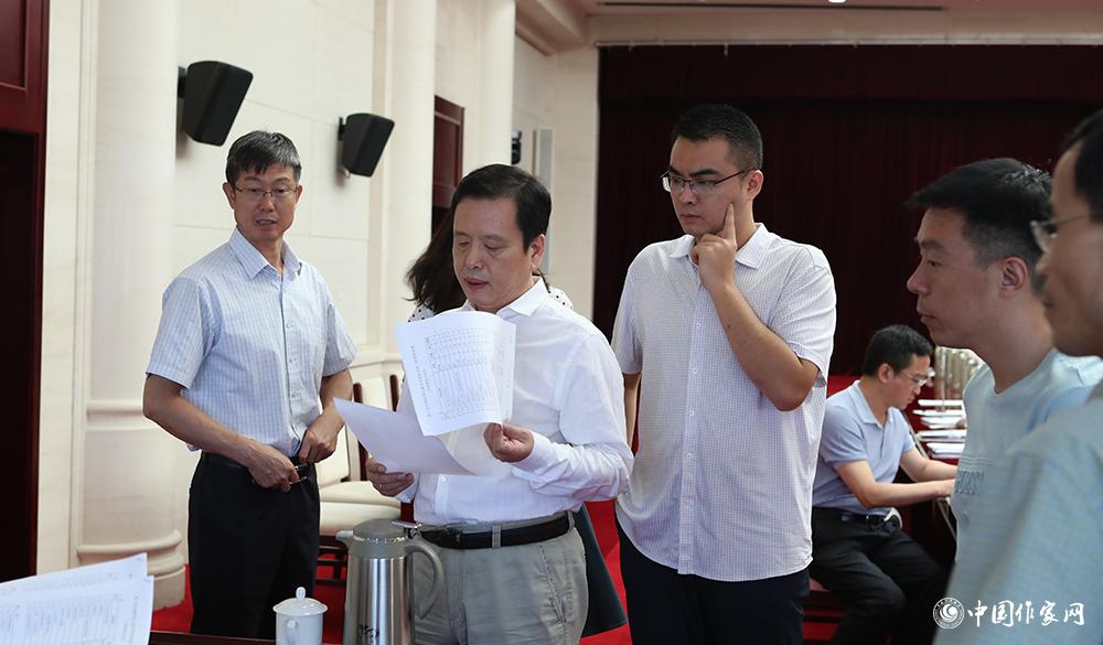 8月4日，李敬澤查看選票統計情況
