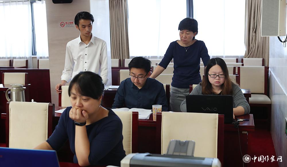 8月4日，各組聯絡員統計選票