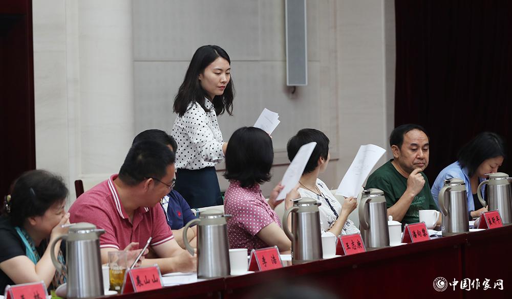 8月4日，第十屆兒獎評委會第六次全體會議上，聯絡員收回選票