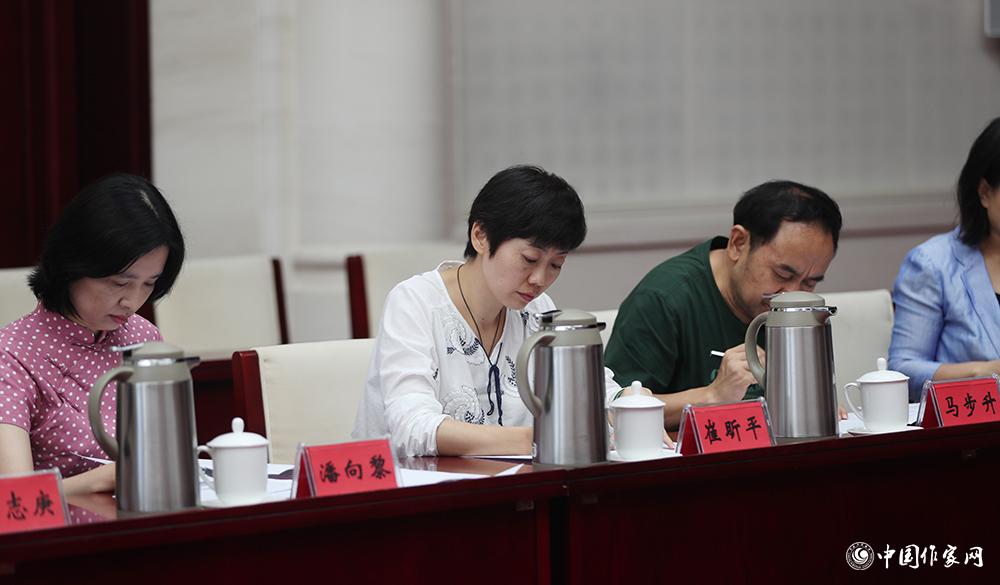8月4日，第十屆兒獎評委會第六次全體會議上，評委填寫選票