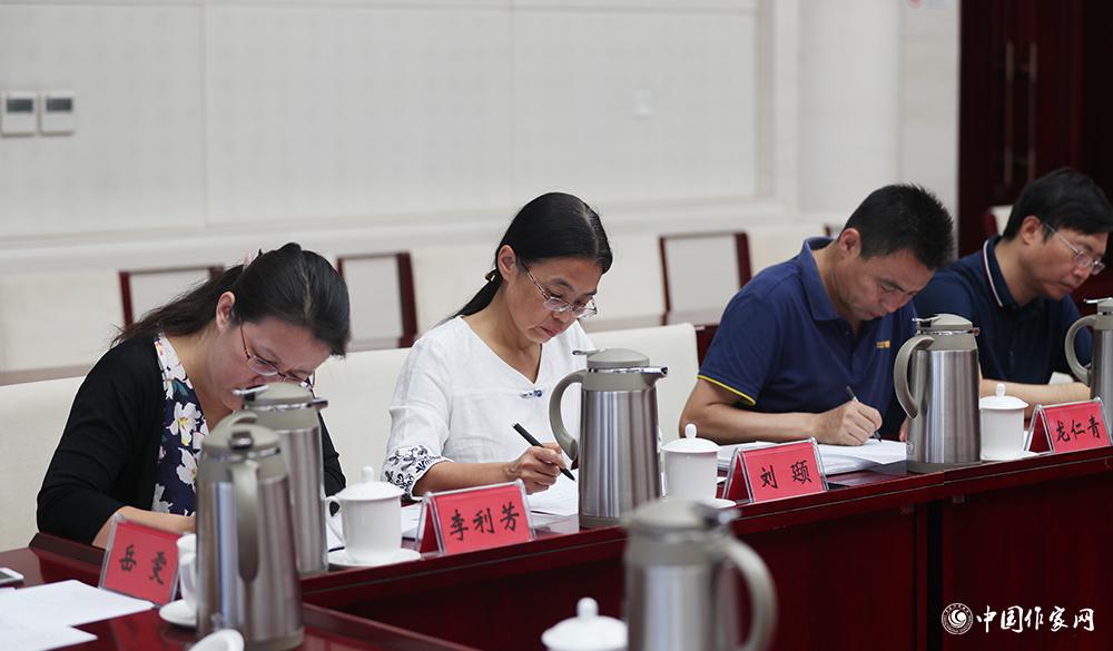 8月4日，第十屆兒獎評委會第六次全體會議上，評委填寫選票