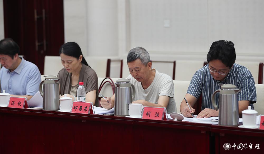 8月4日，第十屆兒獎評委會第六次全體會議上，評委填寫選票