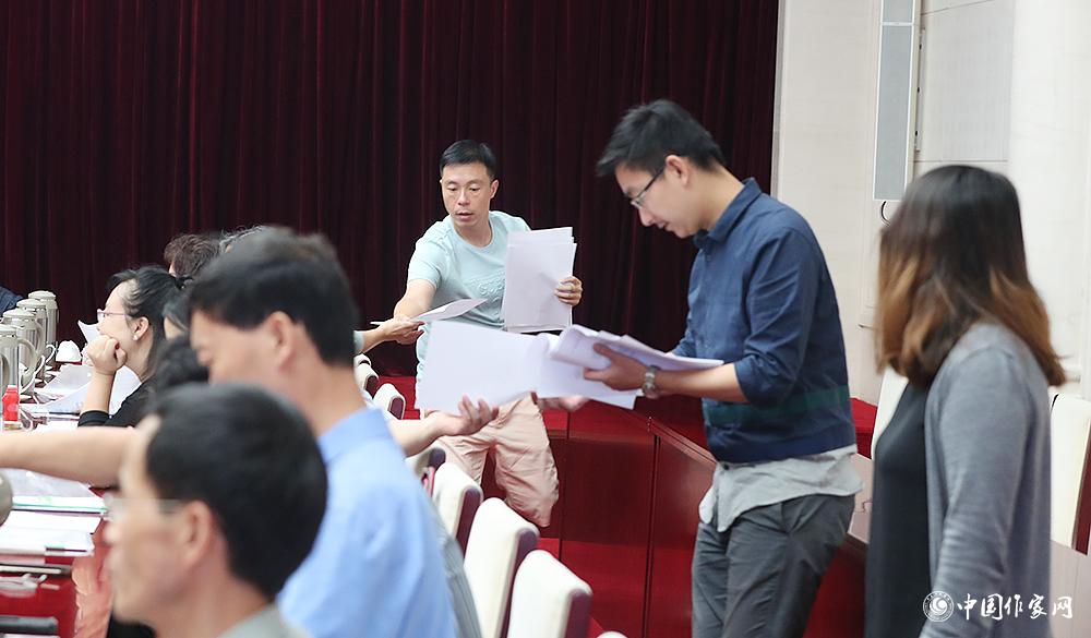 8月4日，第十屆兒獎評委會第六次全體會議上，聯絡員發放選票
