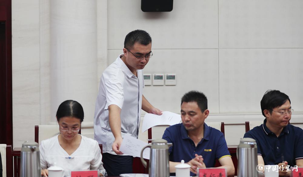 8月4日，第十屆兒獎評委會第六次全體會議上，聯絡員發放選票