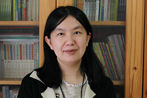 童話：獲獎作品《小女孩的名字》作者：呂麗娜         獲獎感言　　在這本書里，我讓我的小女孩安居在童話世界里。這是個比現實世界更大更神奇更遼闊的世界。我曾在一篇文章里這樣寫過：當一個小女孩走在路上，她總是一只腳踏在現實世界，一只腳踏在童話世界里。因為小女孩就是這樣的，心里總是有那么多那么多的幻想，和那么多那么多的詩意，所以小女孩最適合住在童話故事里。