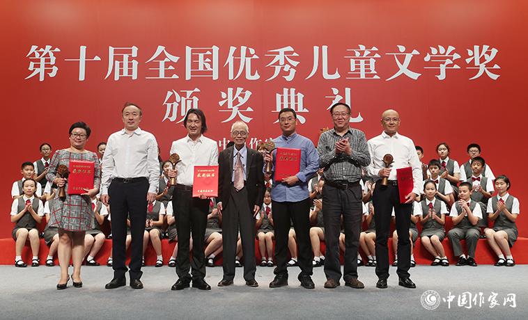 高洪波、孟祥林、樊發稼為散文、報告文學、科幻文學獲獎者頒獎