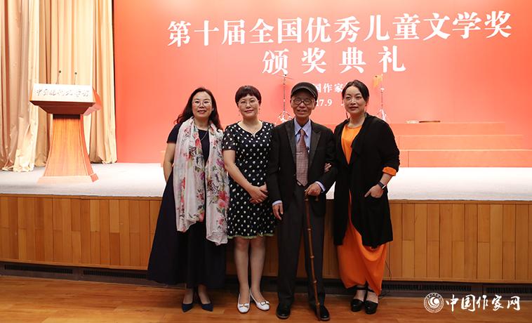 獲獎作家與樊發稼、湯素蘭合影