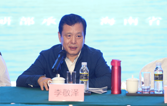 中國作協黨組成員、副主席李敬澤主持開幕式