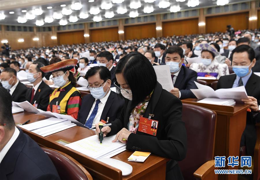 5月22日，第十三屆全國人民代表大會(huì)第三次會(huì)議在北京人民大會(huì)堂開幕。這是代表們?cè)谡J(rèn)真聽會(huì)。