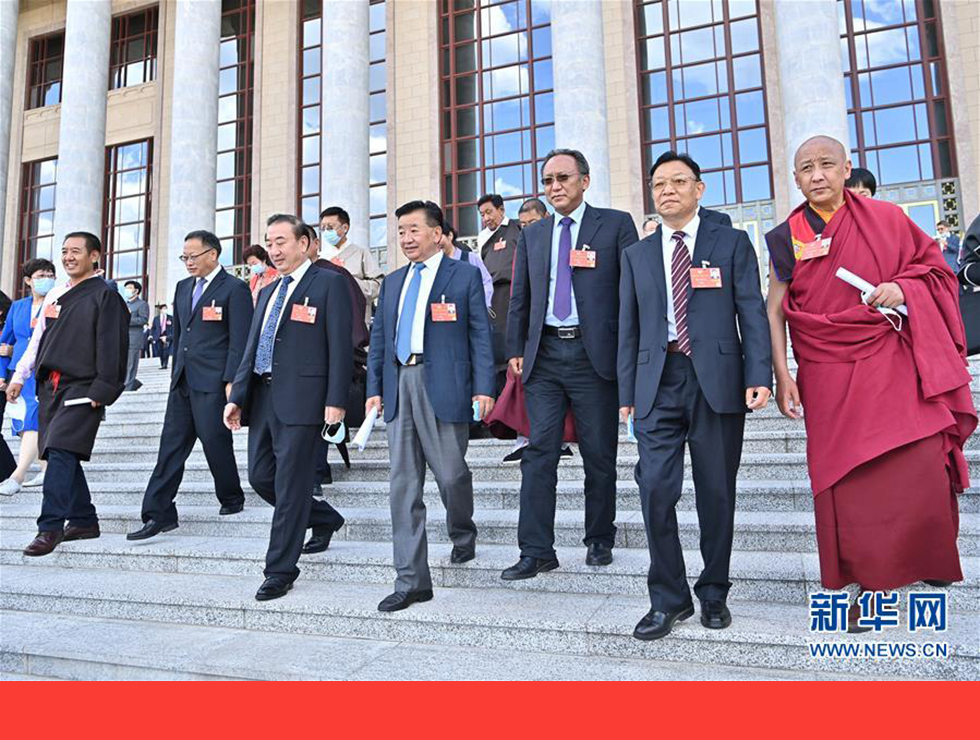 5月27日，全國政協(xié)十三屆三次會(huì)議在北京人民大會(huì)堂舉行閉幕會(huì)。閉幕會(huì)后，委員們走出人民大會(huì)堂。