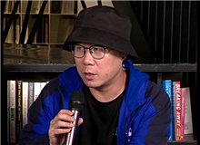 石一楓：“兵行險(xiǎn)招”的小說(shuō)　　笛安以前的小說(shuō)，“我”經(jīng)常是個(gè)女孩，而這部小說(shuō)雖然寫得很順，但是有其“兵行險(xiǎn)招”之處。[詳細(xì)]