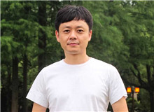 楊慶祥：李鳳群的寫作有國際視野　　《月下》為我們展現普通的女性，她們有著內在的生命意志，她們的精神有著復雜的維度。[詳細]