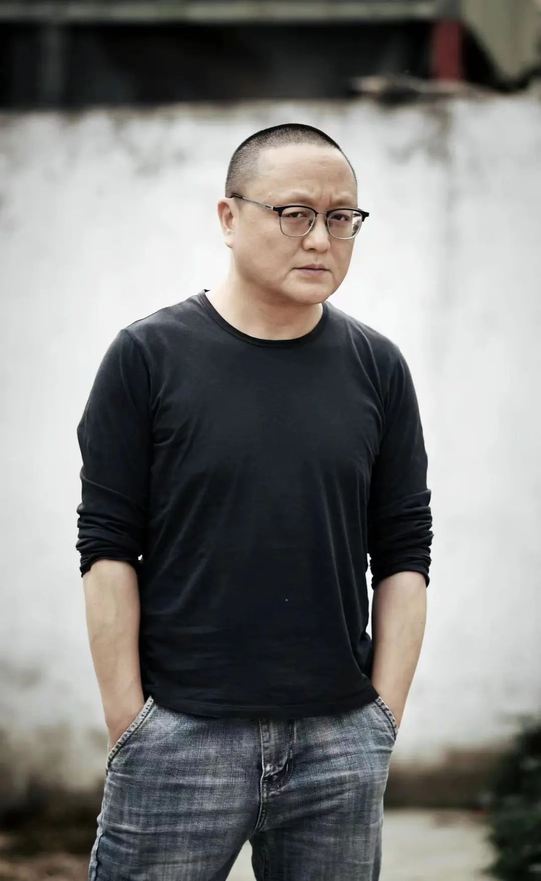 曹寇，1977年生，南京人。出版有中短篇小說集《金鏈漢子之歌》《鴨鎮往事》等十余部，長篇一部，另有隨筆、電影和其他作品若干。