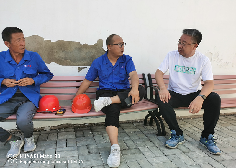 作家李子勝（右一）與鹽業(yè)風情園內鹽工師傅座談，了解現(xiàn)代制鹽工藝