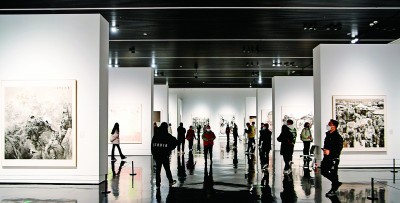 3月18日，藝術愛好者在“第五屆全國中國畫展覽”現場參觀。新華社發