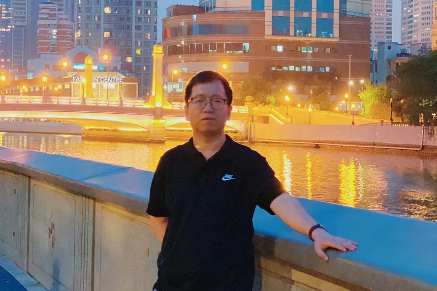 張象：一九八四年生于山西，本名張偉，魯迅文學院第四十二屆高研班學員，山西文學院第七屆簽約作家。曾在《青年文學》《上海文學》《山西文學》《西湖》等刊發表小說，出版有《一混五六年》《你高興就好》等作品。有小說入選高中語文試卷。
