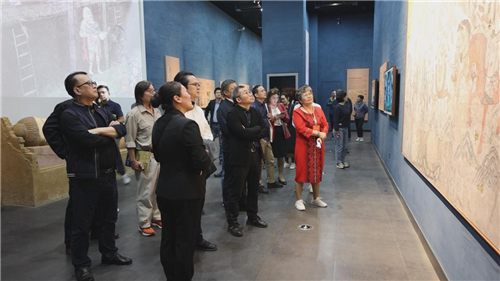 作家們參觀北庭故城遺址，了解中華優秀傳統文化傳承發展情況
