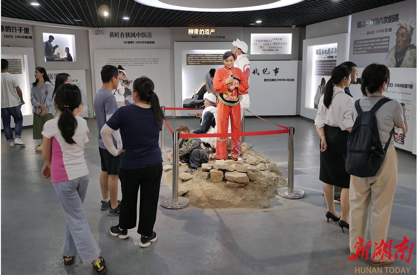 清澗縣石嘴驛鎮王家堡村路遙紀念館內，游客在參觀。
