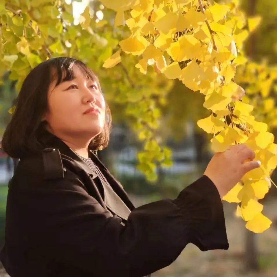 劉云芳， 中國作家協會會員，河北文學院簽約作家。作品主要發表于《北京文學》《天涯》《青年文學》《散文》《散文選刊》等報刊。曾兩次獲得香港青年文學獎，并獲得孫犁散文獎雙年獎、孫犁文學獎、河北文藝貢獻獎。已出版散文集《木頭的信仰》《給樹把脈的人》《陪你變成魚》，童話《奔跑的樹枝馬》《老樹洞婆婆的故事》。