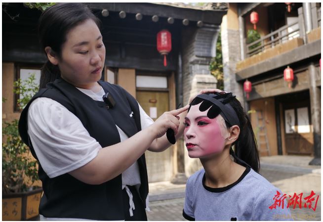9月7日，棣花古鎮(zhèn)，正在化妝的丹鳳縣劇團(tuán)演員。