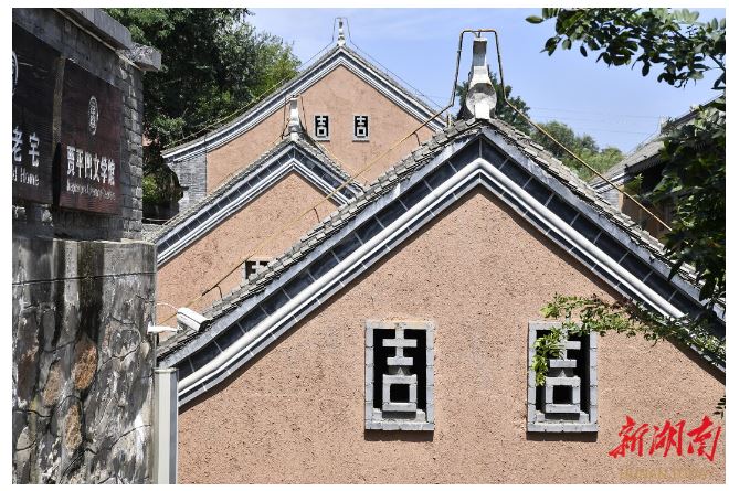 棣花古鎮(zhèn)民居側(cè)墻上的“吉”字窗。