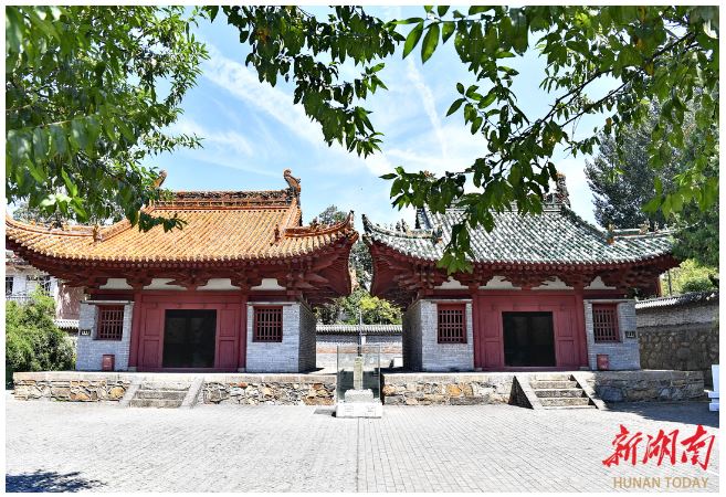 左為二郎廟，右為關(guān)帝廟。