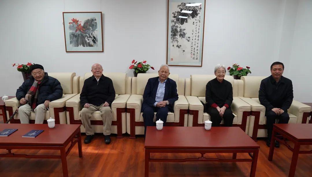 左起：錢理群、嚴(yán)家炎、謝冕、盧曉蓉、張宏森