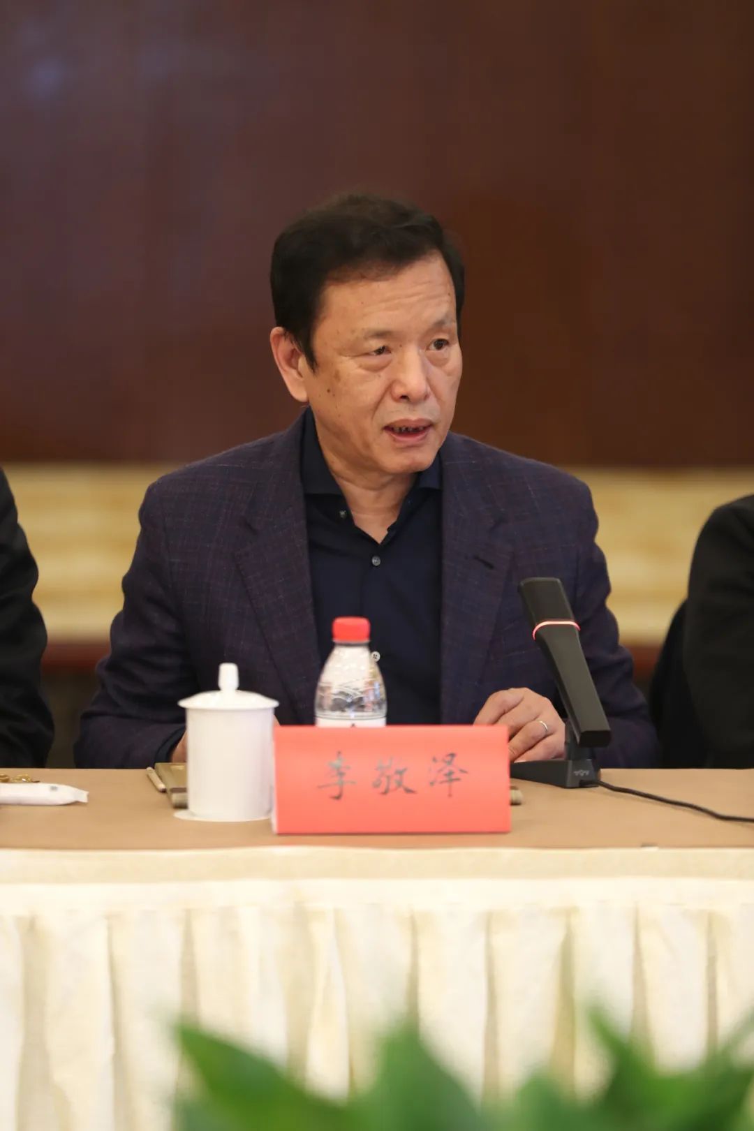 中國作協(xié)黨組成員、副主席、書記處書記李敬澤主持會議