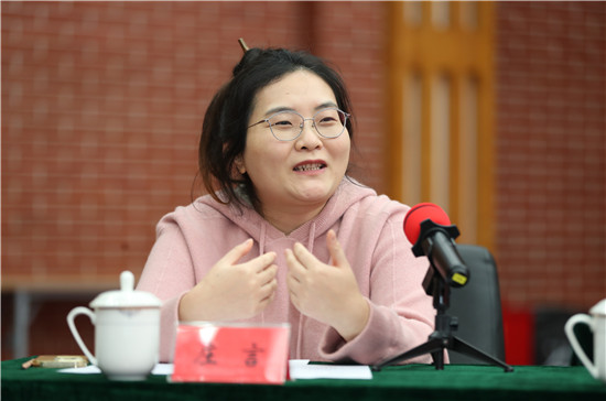 自由發(fā)言環(huán)節(jié)，“兩新”作家們暢所欲言、熱烈討論