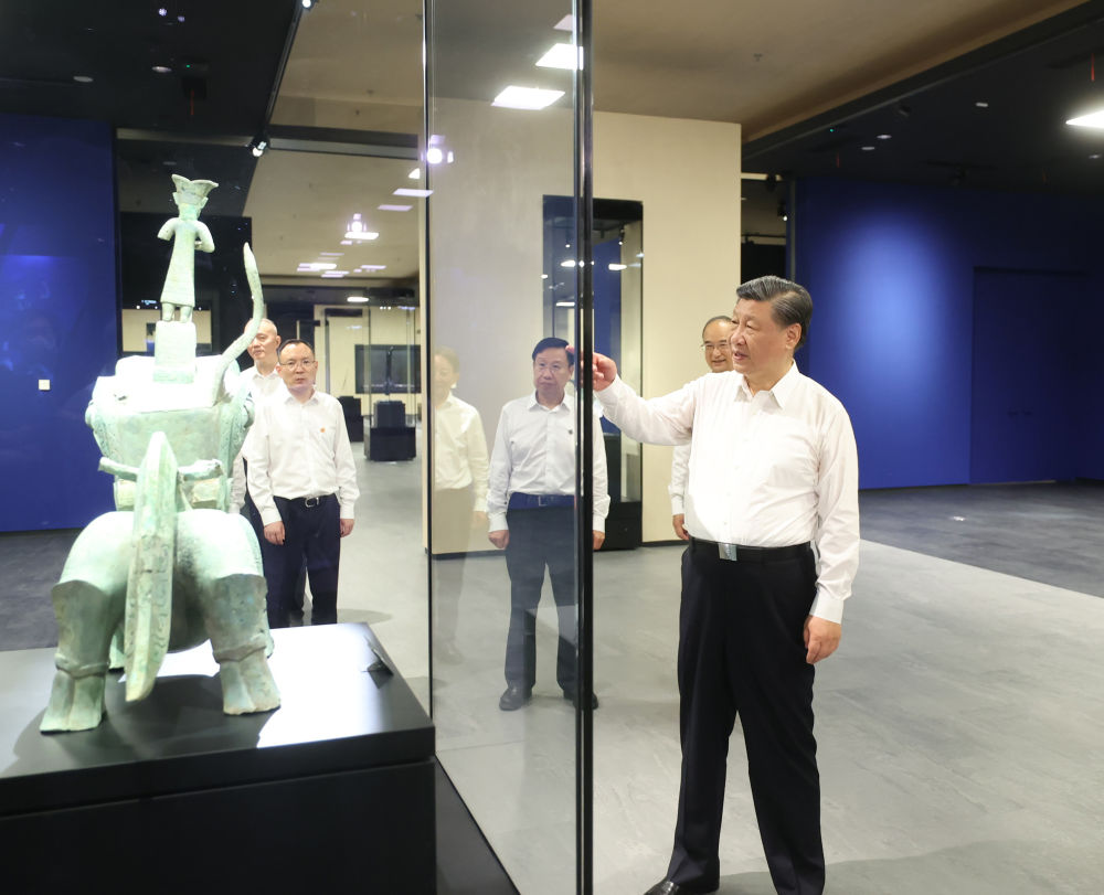 2023年7月26日下午，習(xí)近平在位于四川省德陽市廣漢市的三星堆博物館新館參觀。新華社記者 鞠鵬 攝