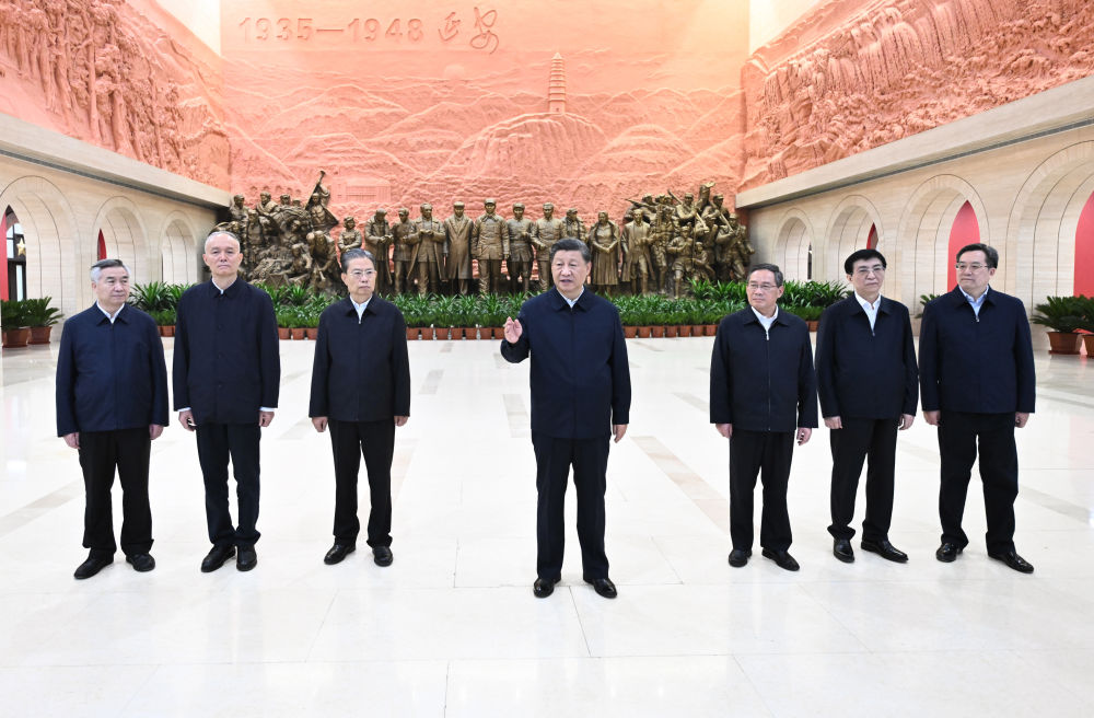 2022年10月27日，習(xí)近平在延安革命紀(jì)念館參觀《偉大歷程——中共中央在延安十三年歷史陳列》結(jié)束時(shí)發(fā)表重要講話。新華社記者 燕雁 攝