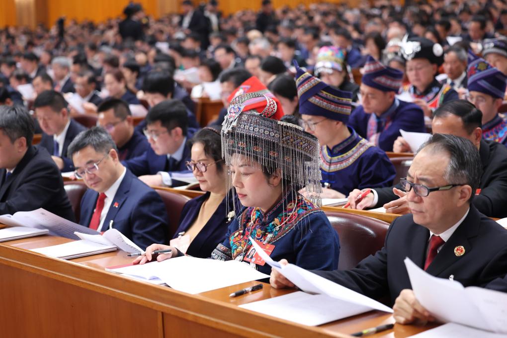 3月5日，第十四屆全國人民代表大會第二次會議在北京人民大會堂開幕。這是代表們在認真聽會。新華社記者 劉衛(wèi)兵 攝