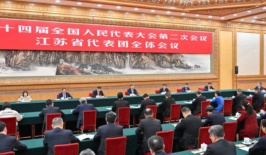 3月5日，中共中央總書記、國家主席、中央軍委主席習近平參加他所在的十四屆全國人大二次會議江蘇代表團審議。新華社記者 岳月偉 攝