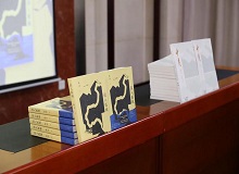 陳河：“文學(xué)騎手”一直在路上長(zhǎng)篇小說(shuō)《誤入孤城》作為陳河經(jīng)驗(yàn)與想象的最新成果，為讀者展示了一幅描繪清末民初溫州地方文明史的探險(xiǎn)地圖。 [詳細(xì)]