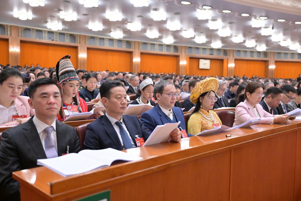 3月7日，全國政協(xié)十四屆二次會議在北京人民大會堂舉行第二次全體會議。這是委員們在認真聽會。