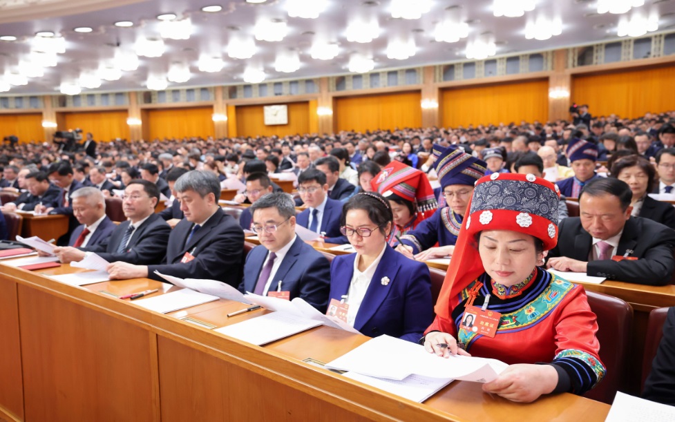 3月8日，十四屆全國人大二次會議在北京人民大會堂舉行第二次全體會議。這是代表們在認真聽會。新華社記者 劉衛(wèi)兵 攝