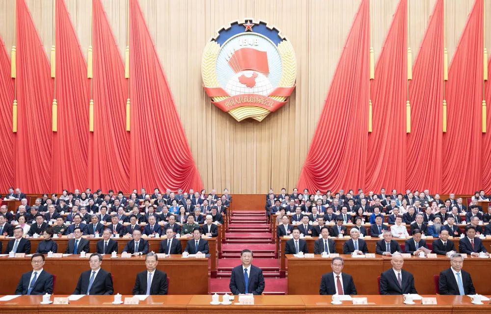 3月10日上午，中國人民政治協(xié)商會議第十四屆全國委員會第二次會議在北京人民大會堂閉幕。這是習(xí)近平、李強、趙樂際、蔡奇、丁薛祥、李希、韓正在主席臺就座。新華社記者 黃敬文 攝