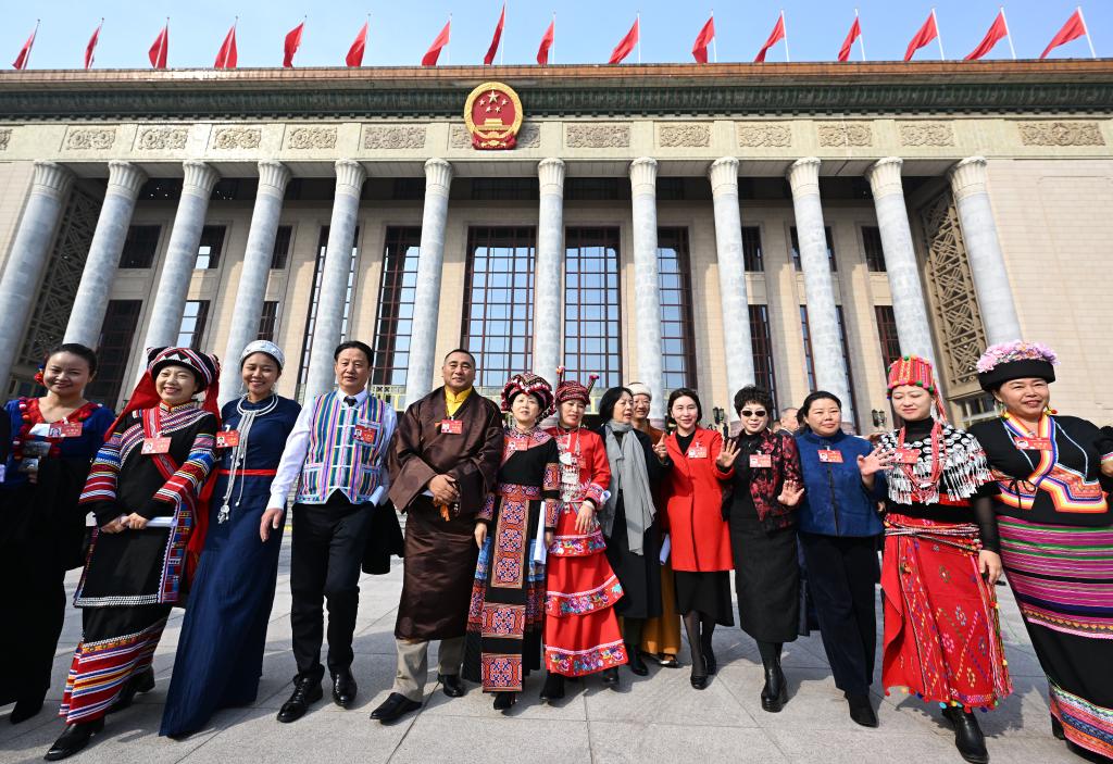 3月10日，中國人民政治協(xié)商會議第十四屆全國委員會第二次會議在北京人民大會堂舉行閉幕會。這是閉幕會后，委員們走出人民大會堂。新華社記者 陳曄華 攝