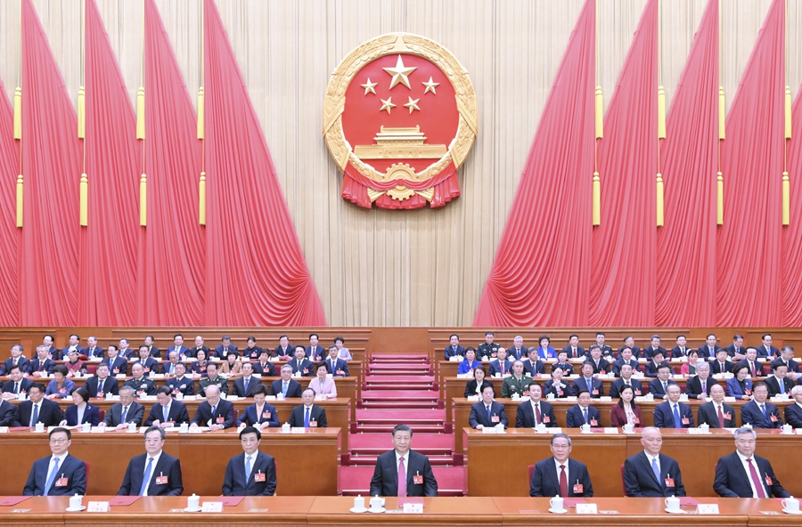 3月11日，第十四屆全國人民代表大會第二次會議在北京人民大會堂閉幕。黨和國家領(lǐng)導人習近平、李強、王滬寧、蔡奇、丁薛祥、李希、韓正等在主席臺就座。新華社記者 謝環(huán)馳 攝