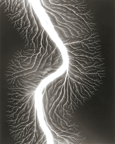 杉本博司，《放電場225》，2009，明膠銀鹽相紙，149.2×119.4cm。公式Hiroshi Sugimoto，圖片由藝術家提供