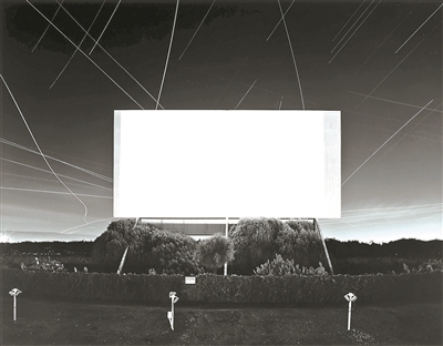 杉本博司，《尤寧城汽車影院，尤寧城》，1993，明膠銀鹽相紙，119.4×149.2cm。公式Hiroshi Sugimoto，圖片由藝術家提供