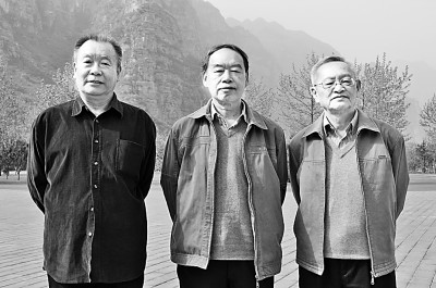 北京師范大學(xué)文藝學(xué)研究中心“三老”程正民（右）、童慶炳（中）、李壯鷹在一次學(xué)術(shù)會(huì)議上合影。