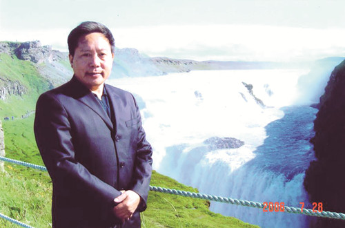 李傳鋒，湖北省鶴峰縣人，土家族作家。曾任《湖北文藝》編輯部主任、《長江文藝》小說組組長、《今古傳奇》主編、湖北省文聯黨組書記等職，曾獲全國民族團結進步先進個人稱號。1986年加入中國作家協會，著有鄉村小說、動物小說、歷史小說、散文、文藝評論等近千萬字。短篇小說《退役軍犬》獲第二屆（1981—1984年）全國少數民族文學創作獎，長篇小說《白虎寨》獲第十一屆（2012—2015）全國少數民族文學創作駿馬獎，另有作品獲湖北省“屈原文藝獎”、重慶市“五個一工程”獎等。本期刊發青年評論家華珉朗、黃煜榕對李傳鋒的采訪。