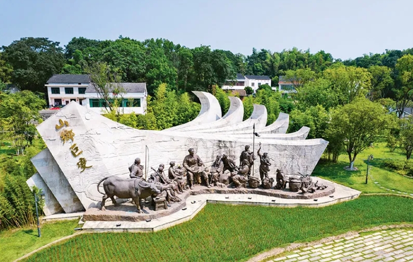 1955年秋，47歲的周立波整理行裝，從北京一路南下，舉家搬回老家湖南益陽清溪村。67年后，在這里，中國(guó)作家協(xié)會(huì)啟動(dòng)了“新時(shí)代山鄉(xiāng)巨變創(chuàng)作計(jì)劃”和“新時(shí)代文學(xué)攀登計(jì)劃”兩項(xiàng)重大文學(xué)行動(dòng)。圖為2022年8月1日拍攝的湖南省益陽市清溪村清溪廣場(chǎng)。 新華社記者 陳思汗/攝