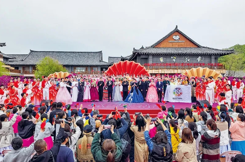 十年來，文藝工作者服務(wù)基層成為常態(tài)。2024年5月10日，由中國(guó)文聯(lián)、吉林省委宣傳部、中國(guó)文藝志愿者協(xié)會(huì)主辦的“東方唱響——中國(guó)文聯(lián)文藝志愿服務(wù)團(tuán)走進(jìn)吉林延邊東方第一村文藝演出”，在有“東方第一村”美譽(yù)的延邊州琿春市敬信鎮(zhèn)防川村舉行。圖為演出現(xiàn)場(chǎng)。 中國(guó)文聯(lián)供圖