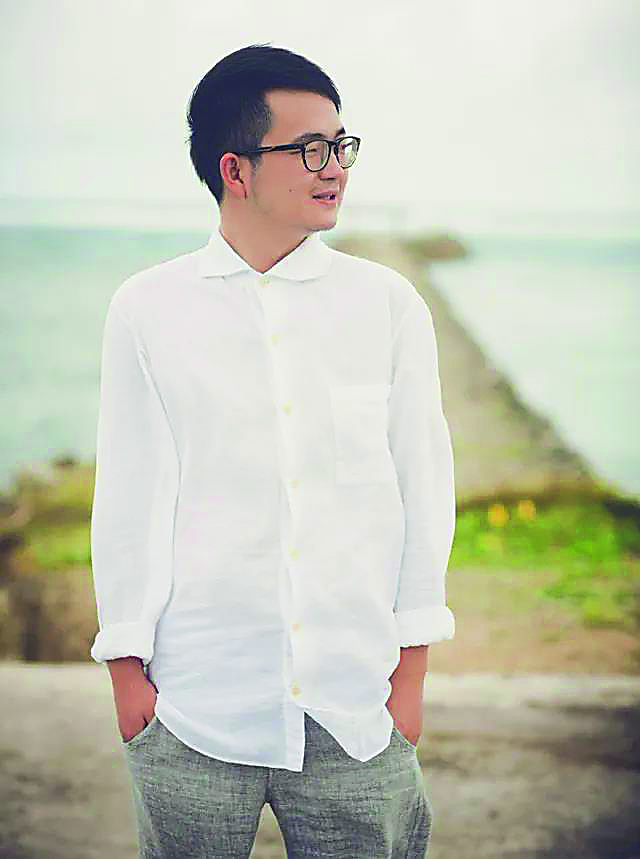 烽火戲諸侯 中國(guó)作協(xié)會(huì)員，浙江省網(wǎng)絡(luò)作協(xié)副主席，杭州市網(wǎng)絡(luò)作協(xié)主席。主要代表作有《雪中悍刀行》《劍來(lái)》等。